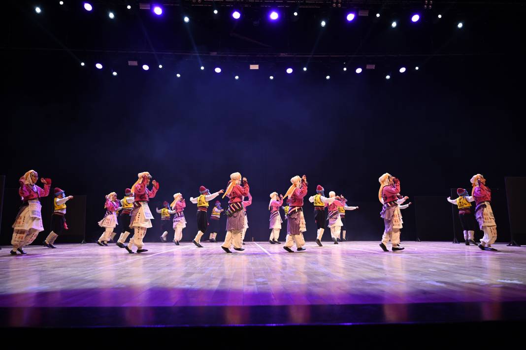 Finalde sahne şenlendi! Konya’da Halk Oyunları Ligi gönüllere işlendi 1